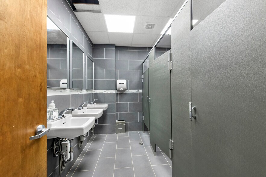 More Photos Of 25 Victory Blvd, Staten Island Office For Lease