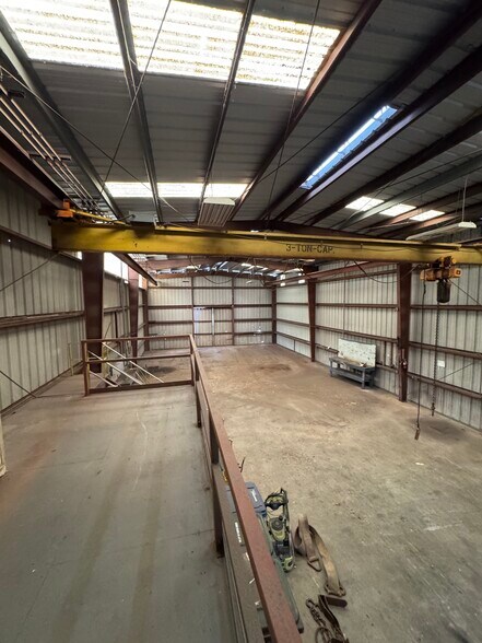 More Photos Of 2038 Saratoga Blvd, Corpus Christi Warehouse For Lease