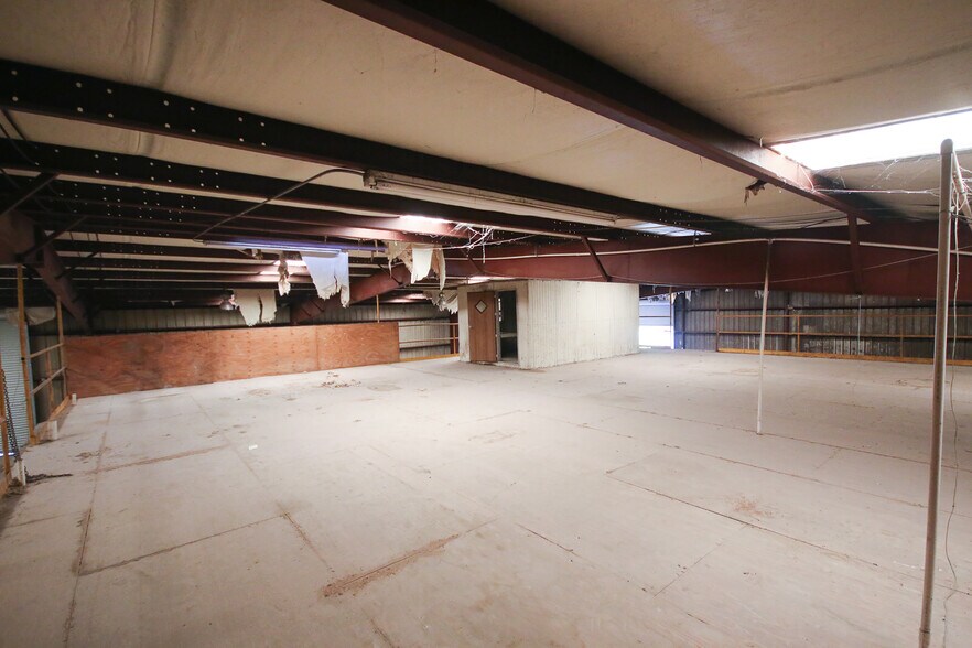 More Photos Of 804 W Mitchell St, Adel Distribution For Lease