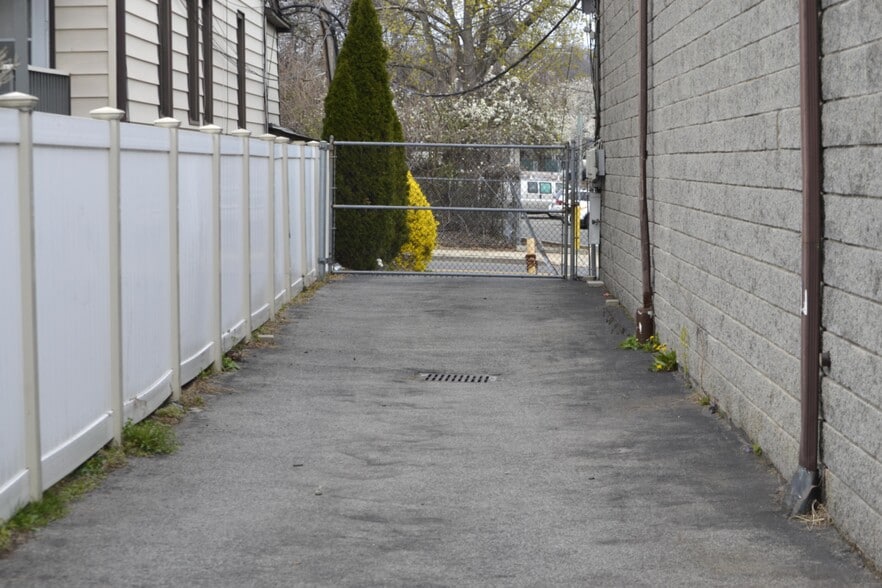 More Photos Of 10 Robertson Ave, White Plains Auto Dealership For Lease