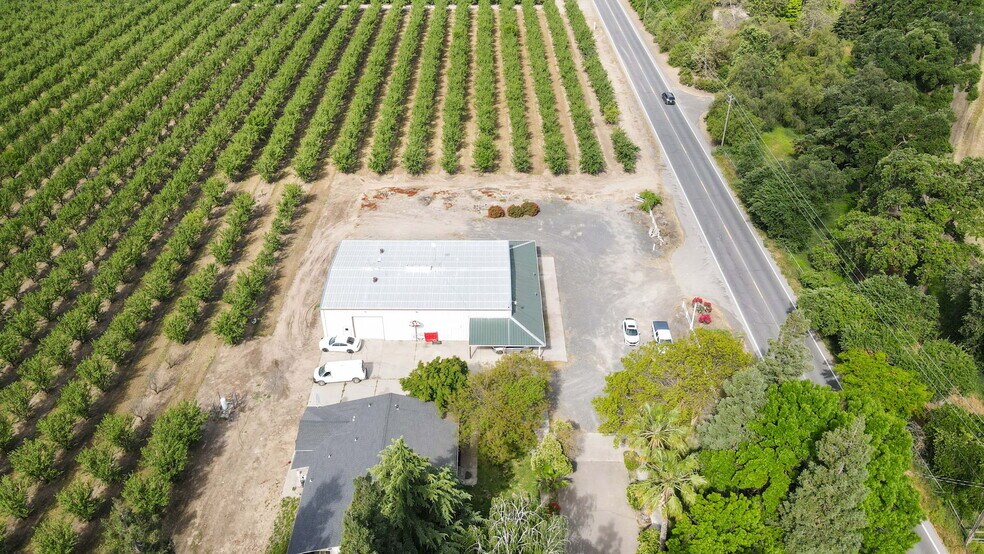 More Photos Of 2618 Ladd Rd, Modesto Showroom For Lease