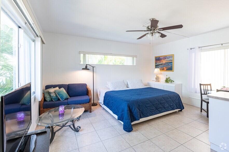 More Photos Of 326 Coolidge St, Hollywood Hotel For Sale