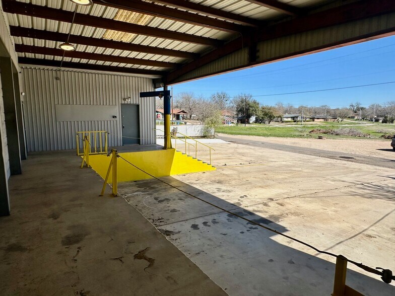 More Photos Of 210 Gravel St, Seguin Warehouse For Lease
