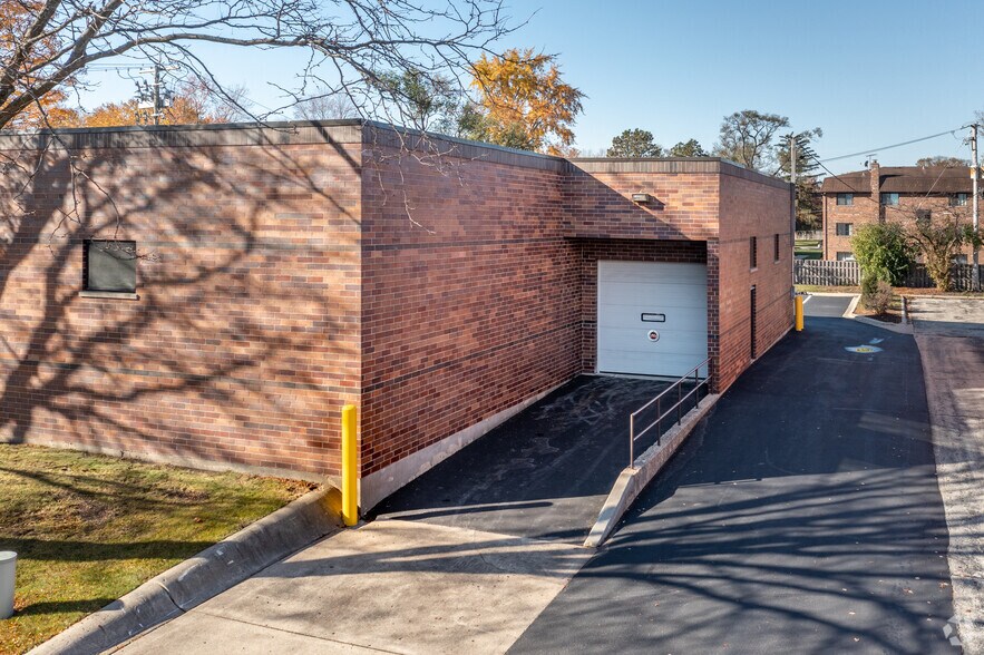 More Photos Of 670 Oakton St, Elk Grove Village Warehouse For Lease