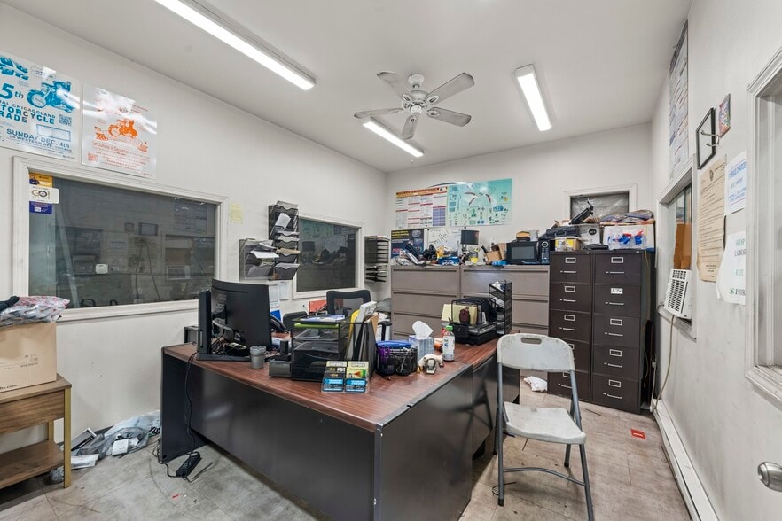 More Photos Of 5944 W 65th St, Chicago Service For Sale