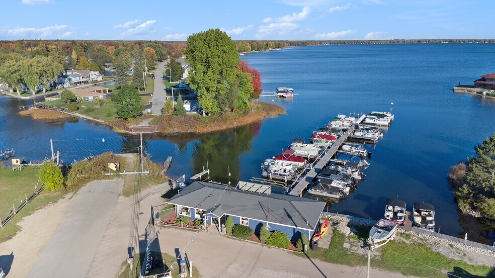 More Photos Of 13710 W Shore Dr, Houghton Lake Marina For Sale