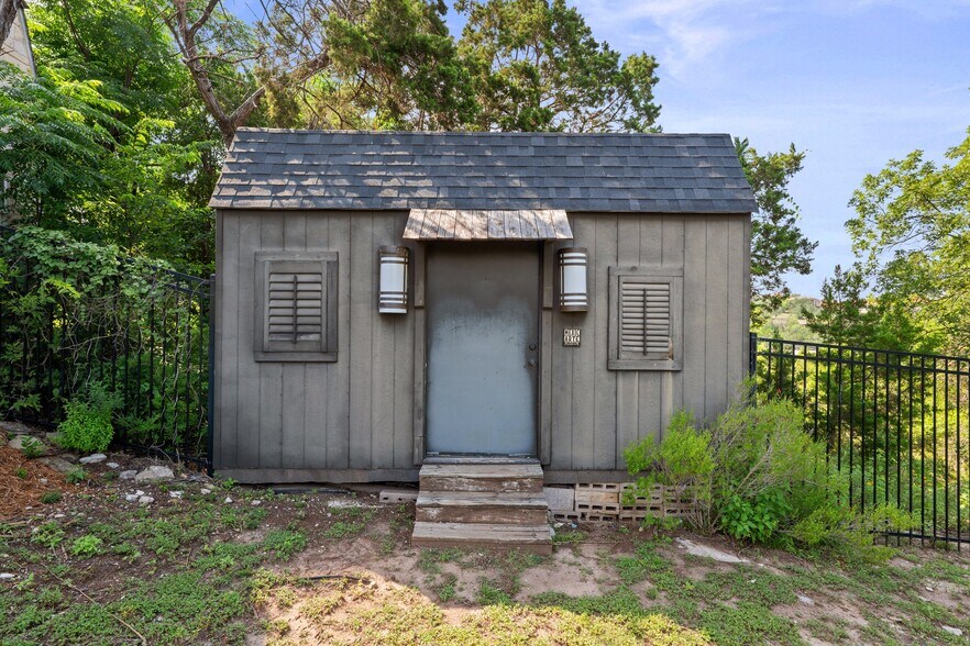 More Photos Of 3911 Lago Vista Dr, Austin Apartments For Sale