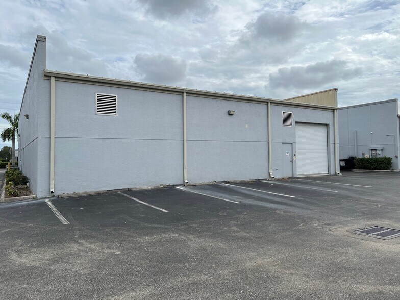 More Photos Of 11760 Metro Pky, Fort Myers Showroom For Lease