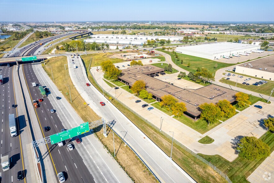 More Photos Of 4500-4570 114th St, Urbandale Flex For Lease