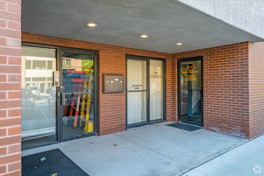 More Photos Of 930 E Old Harmony Rd, Newark Office For Lease