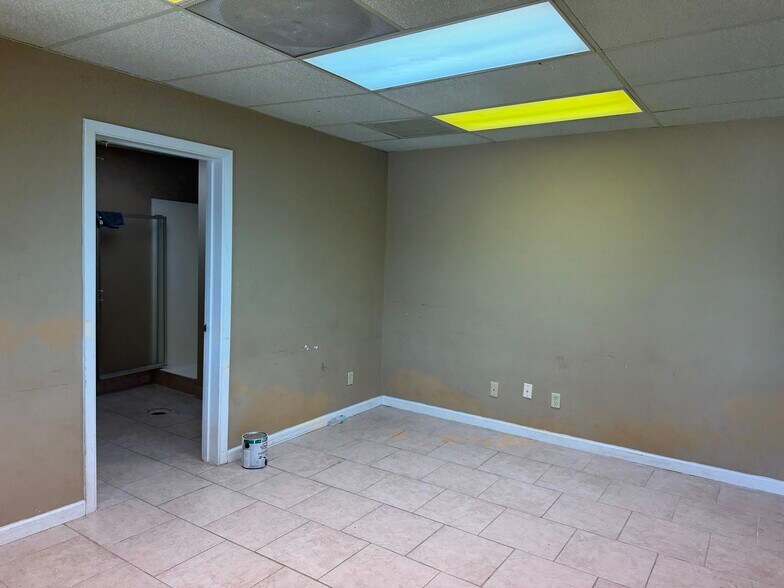 More Photos Of 1676-1710 Barcrest Dr, Memphis Distribution For Lease