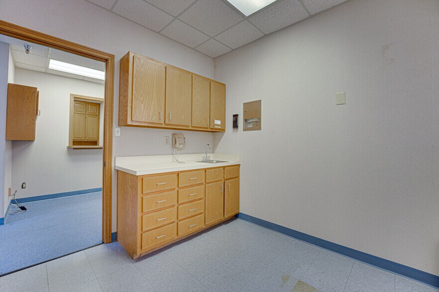 More Photos Of 2909 S Hampton Rd, Dallas Medical For Sale