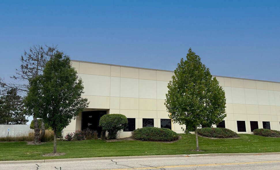 More Photos Of 1051 Commerce Ct, Buffalo Grove Warehouse For Lease