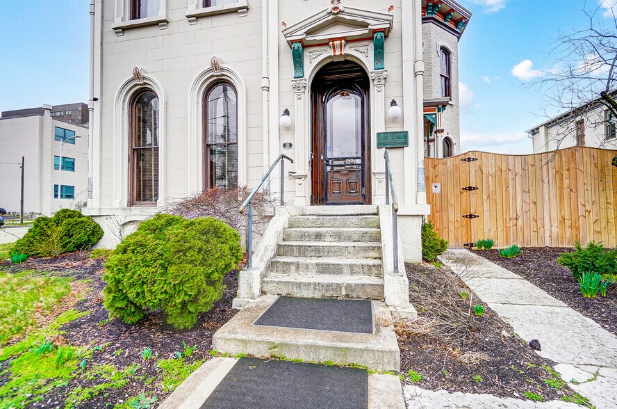 More Photos Of 208 W Monument Ave, Dayton Office Residential For Sale