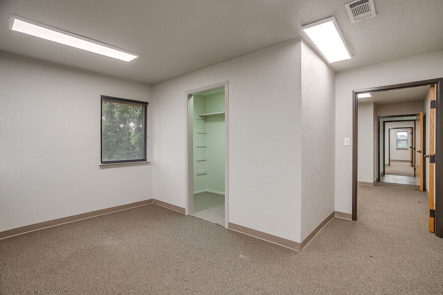 More Photos Of 2030 S Las Vegas Trl, White Settlement Office For Sale