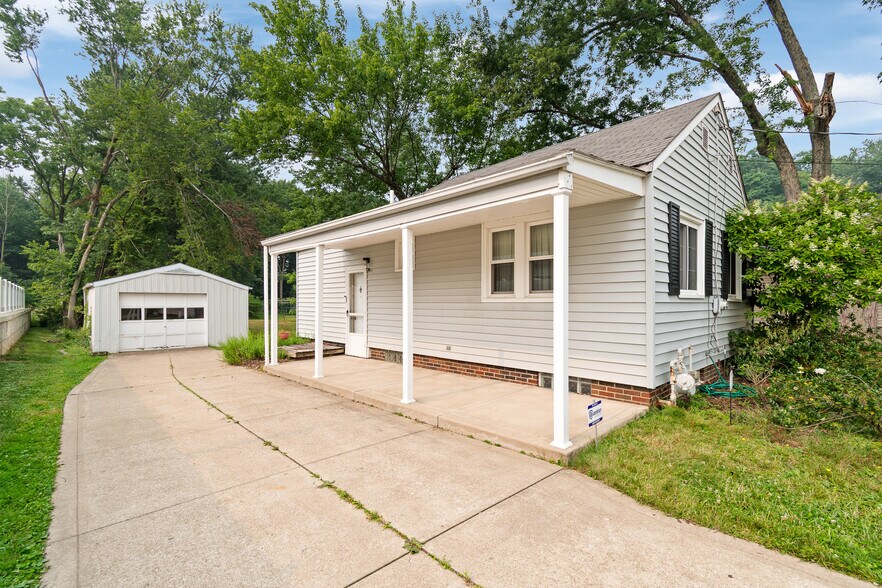 More Photos Of 608 Applegrove St NW, North Canton Office For Sale