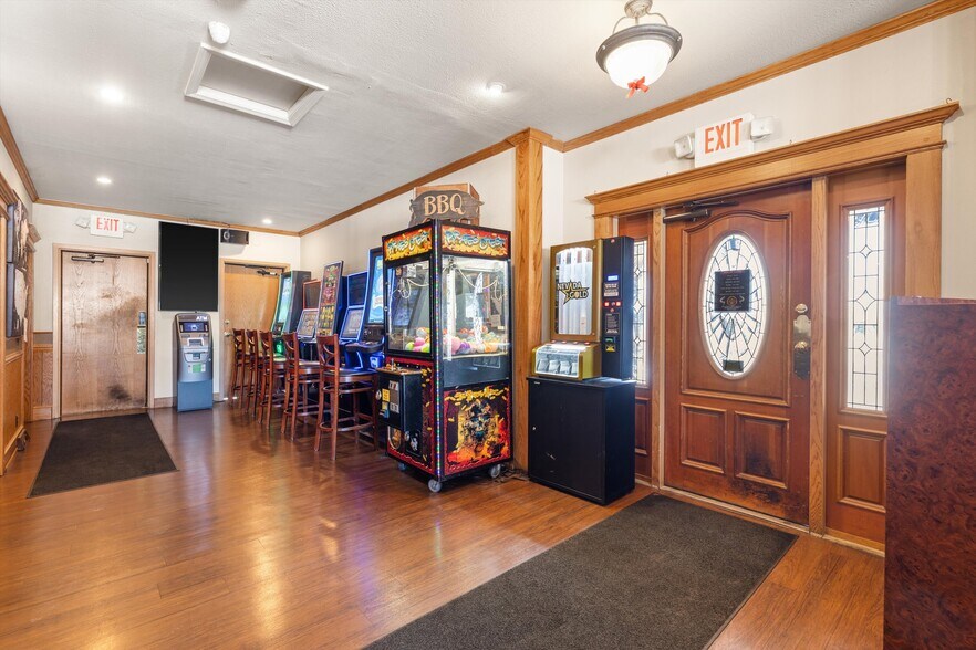 More Photos Of N67W33525 County Road K, Oconomowoc General Retail For Sale