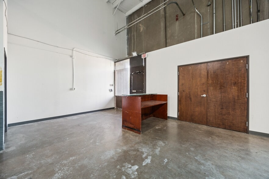 More Photos Of 4748 Algiers St, Dallas Showroom For Lease