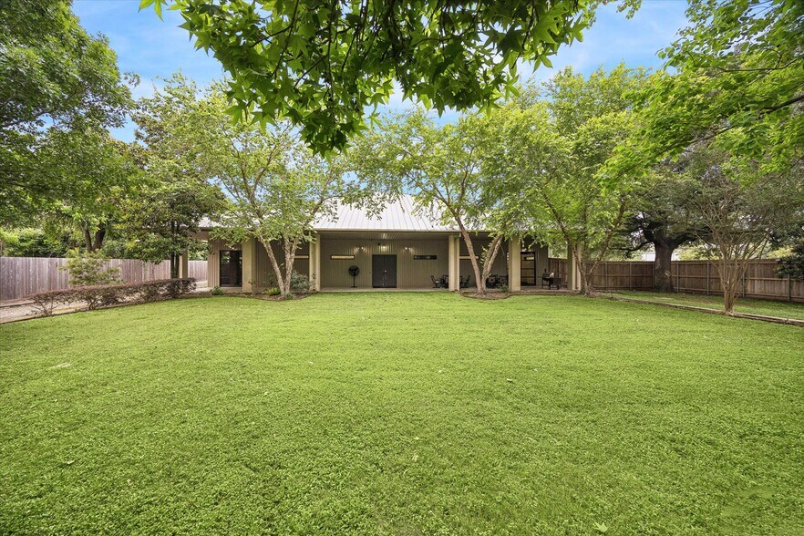 More Photos Of 6950 W 43rd St, Houston Loft Creative Space For Lease