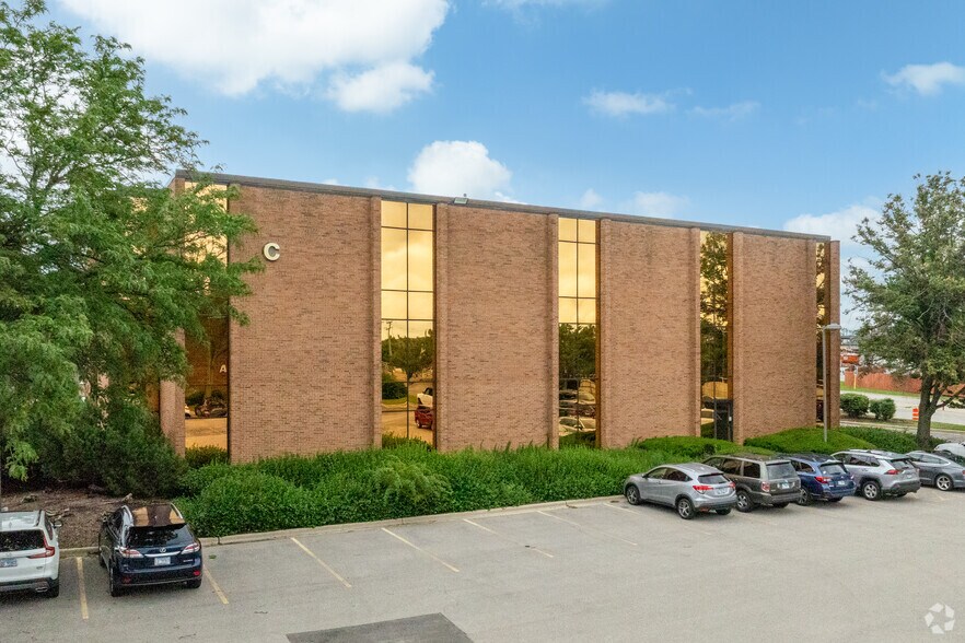 More Photos Of 800 Roosevelt Rd, Glen Ellyn Office For Lease