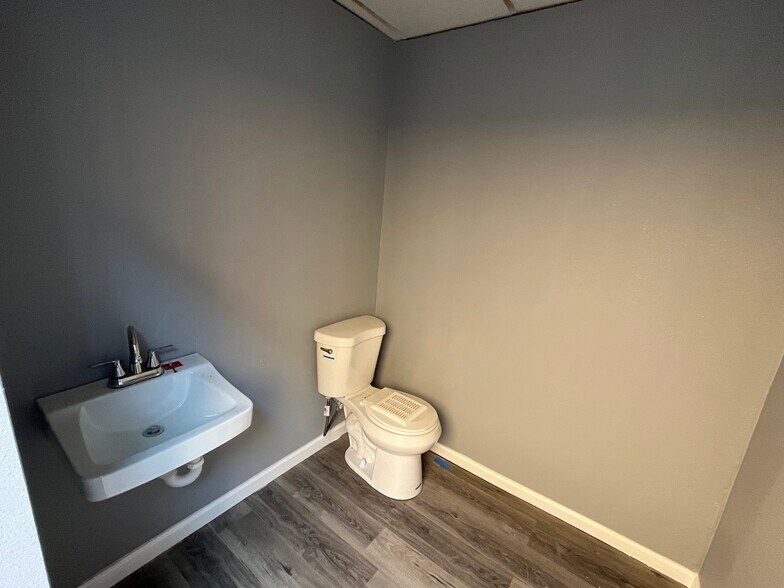 More Photos Of 6912 Calhoun Rd, Houston Warehouse For Sale