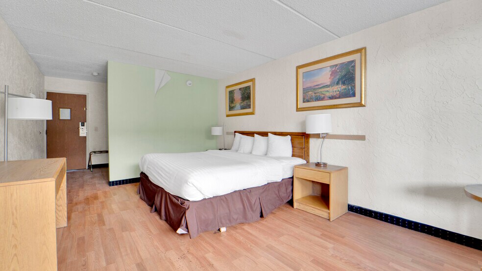 More Photos Of 125 N Main St, Newark Hotel For Sale