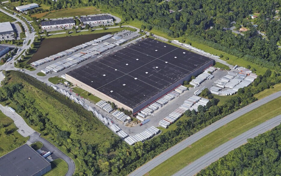 More Photos Of 1500 Corporate Blvd, Newburgh Warehouse For Lease