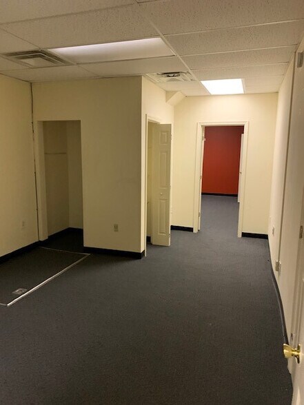 More Photos Of 2800 Lancaster Ave, Wilmington Storefront Retail Office For Lease