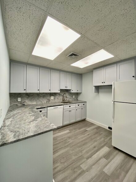 More Photos Of 2 Center St, Tariffville Freestanding For Sale