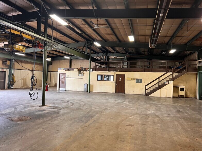 More Photos Of 1450 W Sunday Dr, Indianapolis Manufacturing For Lease