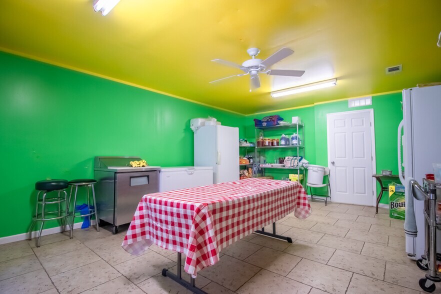 More Photos Of 518 Mill Ave, Conroe General Retail For Sale