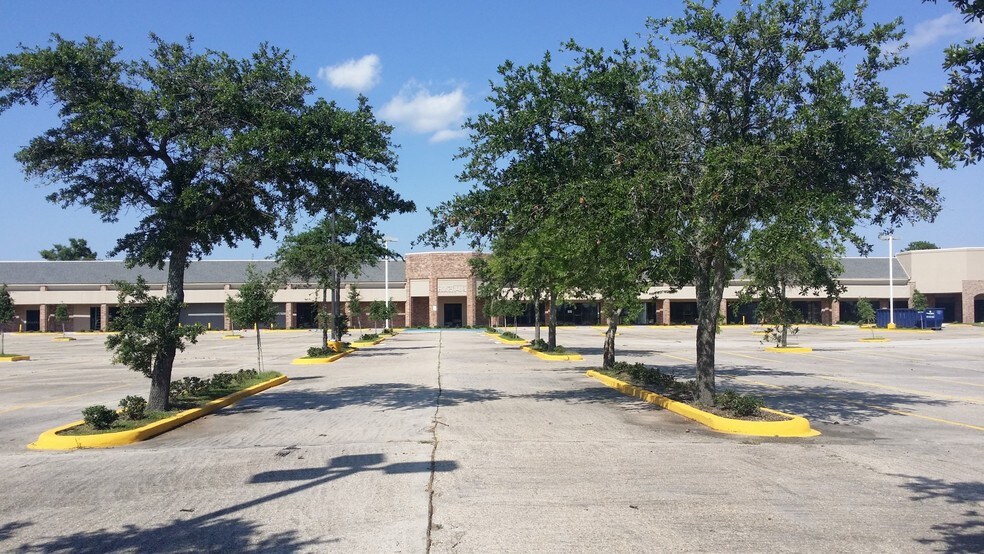 More Photos Of 8700 Lake Forest Blvd, New Orleans Storefront For Lease