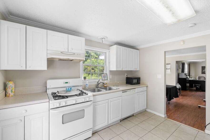 More Photos Of 5757 Ogeechee Rd, Savannah Flex For Lease