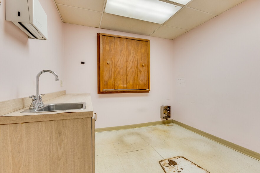 More Photos Of 6300 Forward Ave, Pittsburgh Storefront Retail Residential For Lease