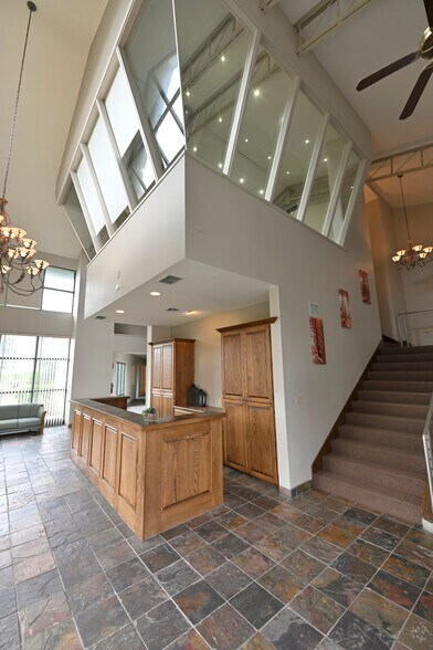 More Photos Of 116 Kestrel Dr, Spring Branch Loft Creative Space For Sale