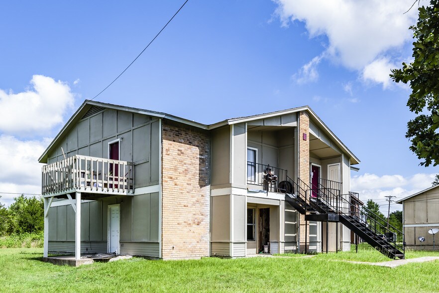 More Photos Of 1105 Westwood Ln, Giddings Apartments For Sale