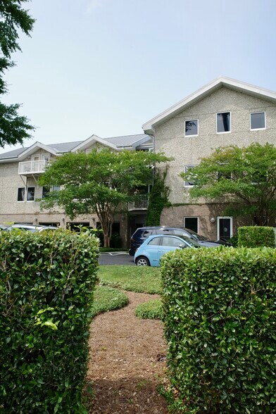 Primary Photo Of 2018 Eastwood Rd, Wilmington Office For Lease