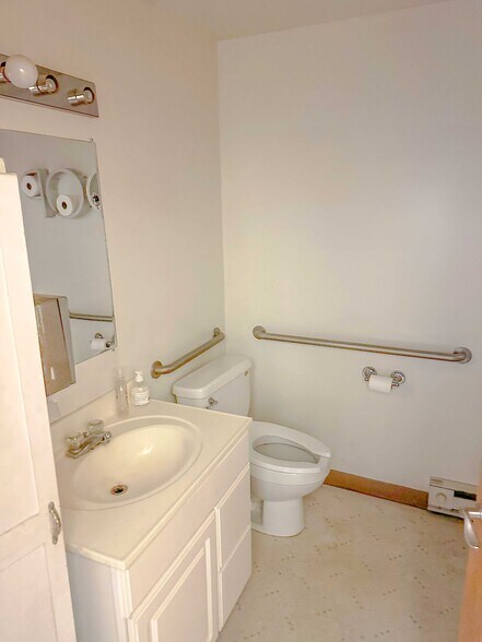 More Photos Of 10401-10469 Hickman Rd, Urbandale Unknown For Lease