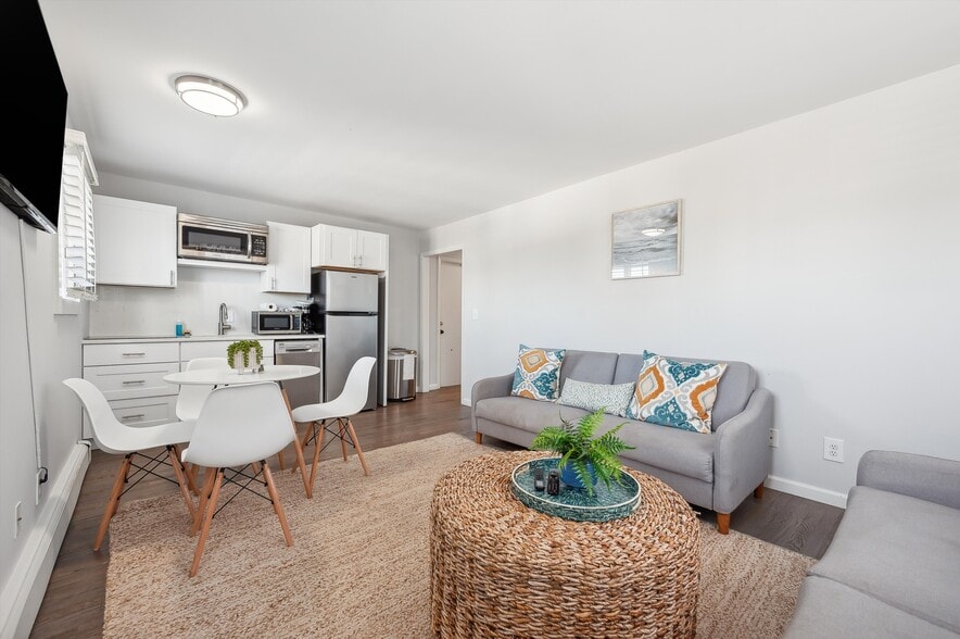 More Photos Of 84 S Emerson Ave, Montauk Hotel For Sale