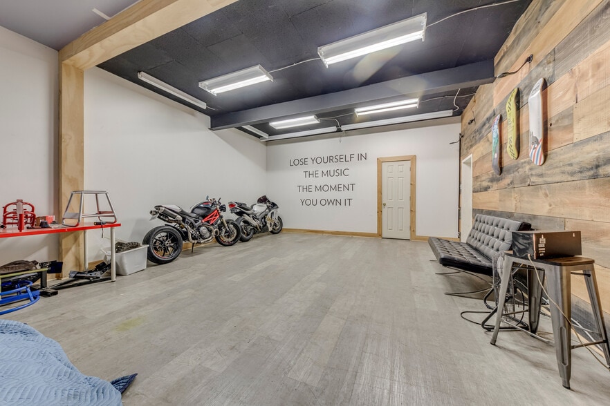 More Photos Of 3267 Lake Shore Blvd W, Toronto Storefront For Sale