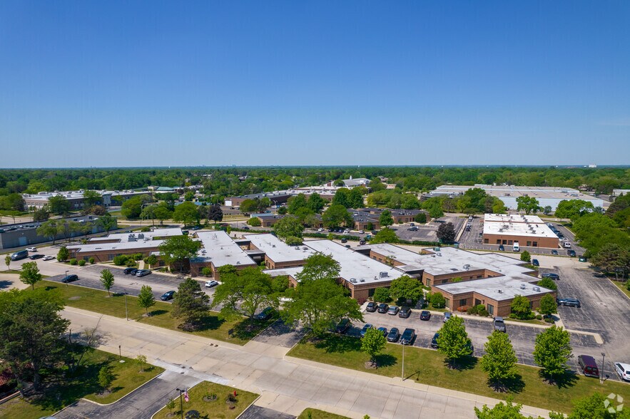 More Photos Of 600-650 Academy Dr, Northbrook Office For Lease