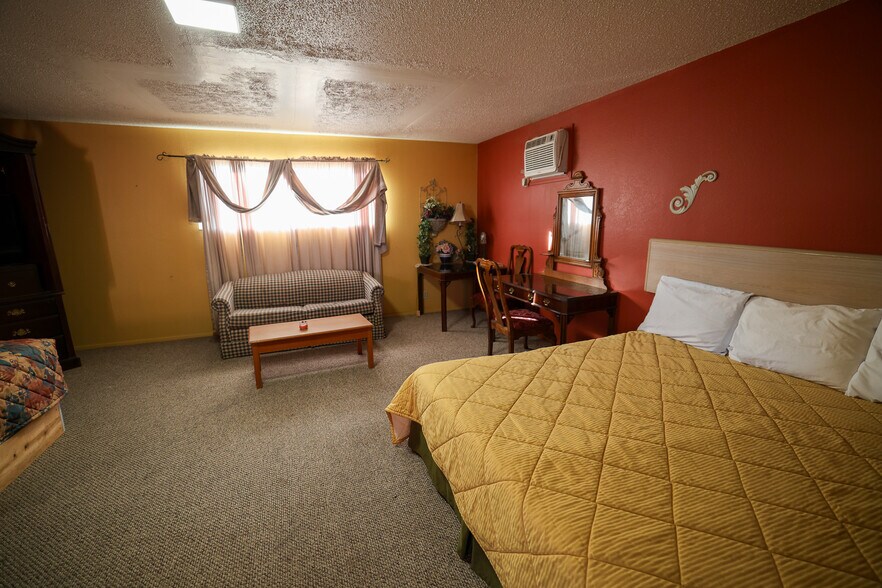 More Photos Of 205 E Broadway St, Fritch Hotel For Sale