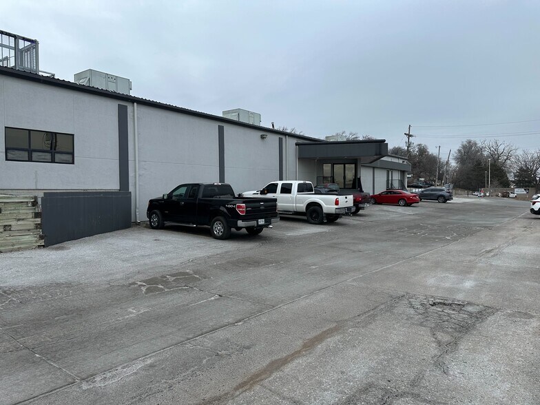 More Photos Of 7305 Main St, Omaha Bar For Lease