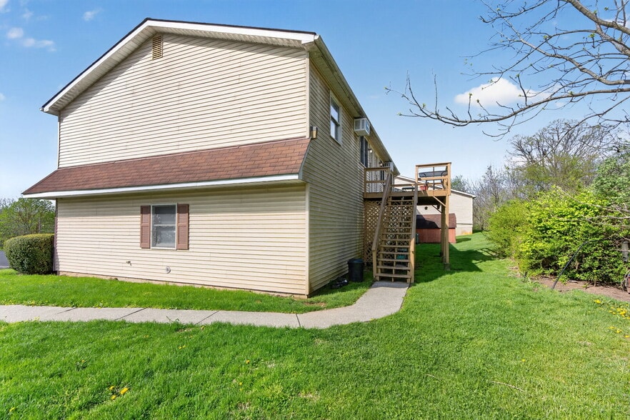 More Photos Of 5585 MacArthur Rd, Whitehall Showroom For Sale