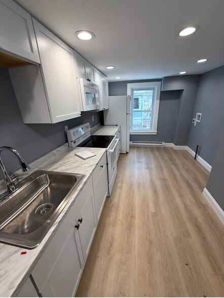 More Photos Of 2 Lyon St, Putnam Apartments For Sale