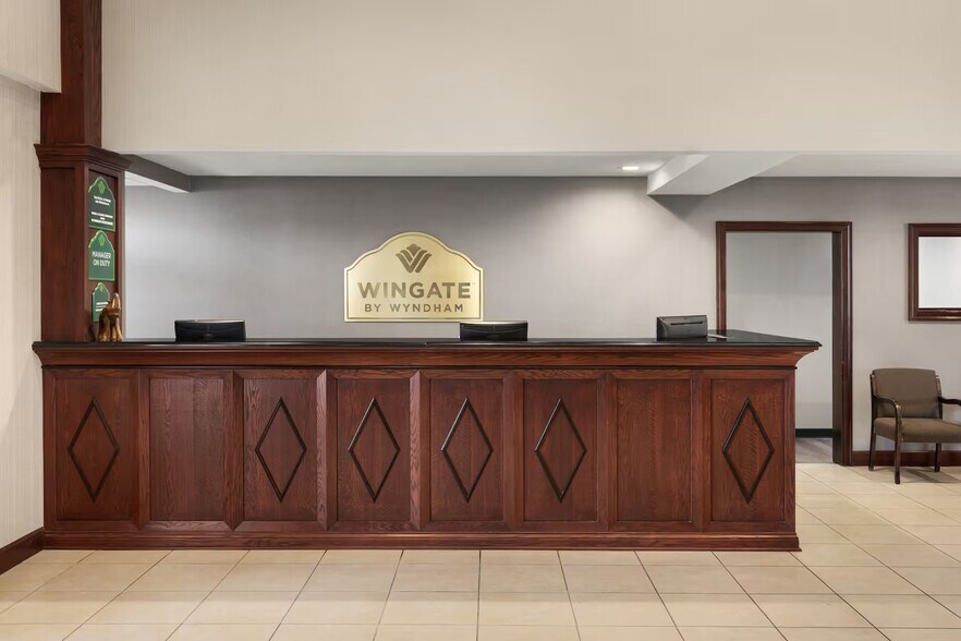 More Photos Of 1511 N Howe St, Southport Hotel For Sale
