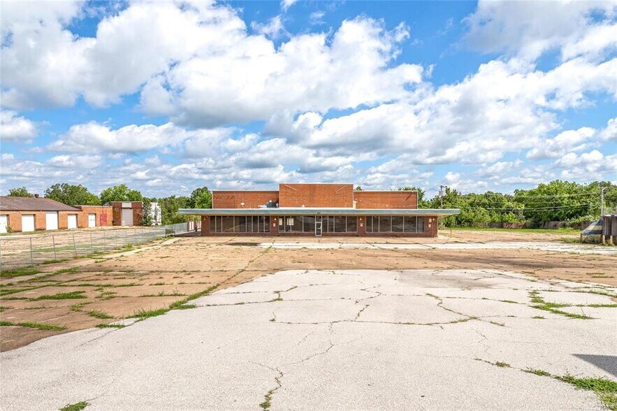 More Photos Of 512 Old Route 66, Saint Robert Showroom For Sale