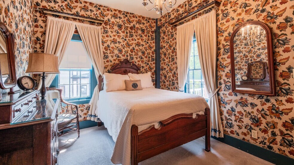 More Photos Of 313 Broadway E, Granville Hotel For Lease