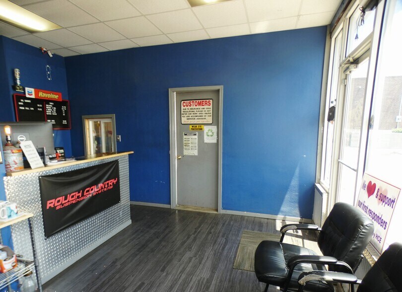 More Photos Of 105 W Water St, Pinckneyville Specialty For Sale