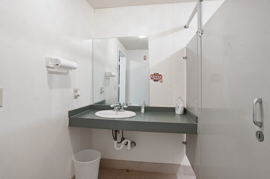 More Photos Of 2000 Columbia Ave, Franklin Freestanding For Sale